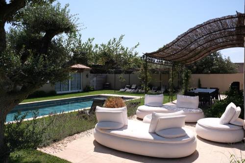 Aureille Villa | charming villa with heated pool, 14 people, located in aureille, near les baux de provence, in the alpilles