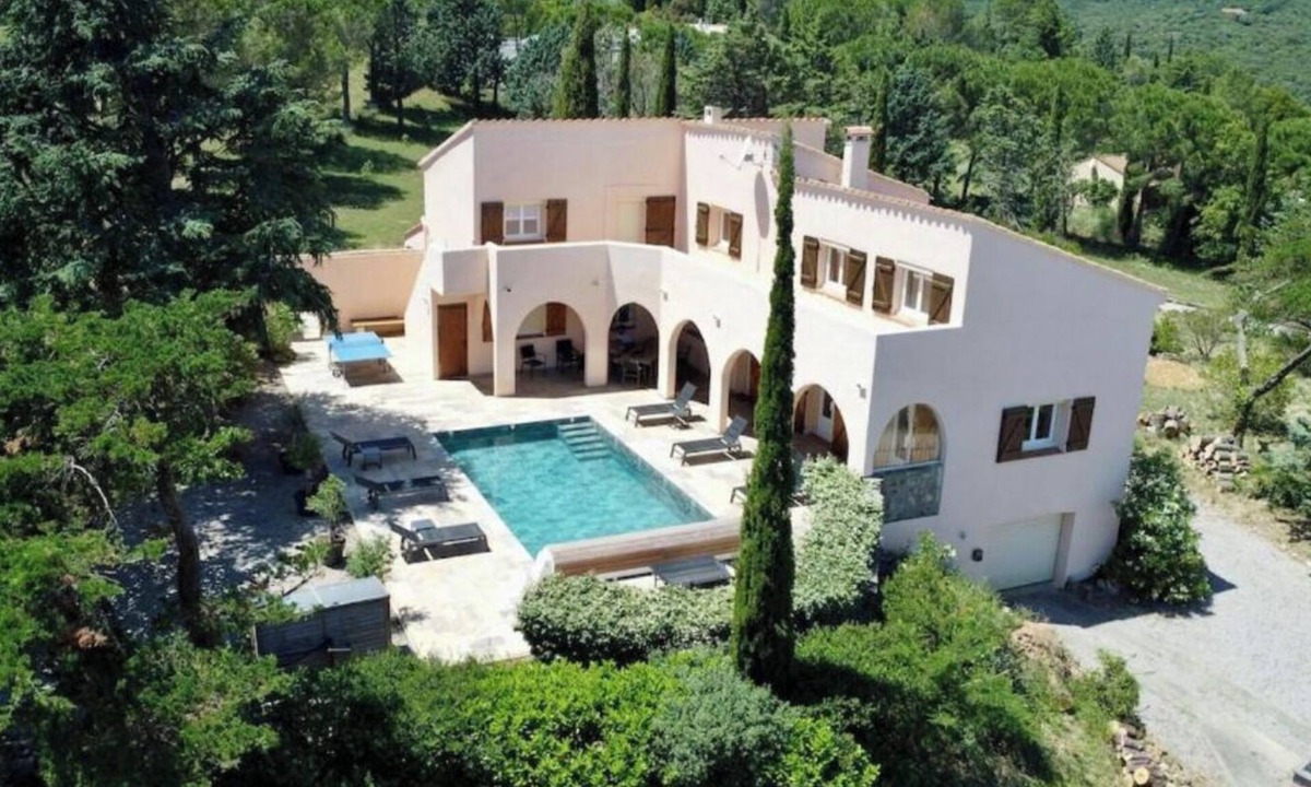 Llauro Villa | Charming Villa with large swimming pool & unique view over mountains, plain, sea