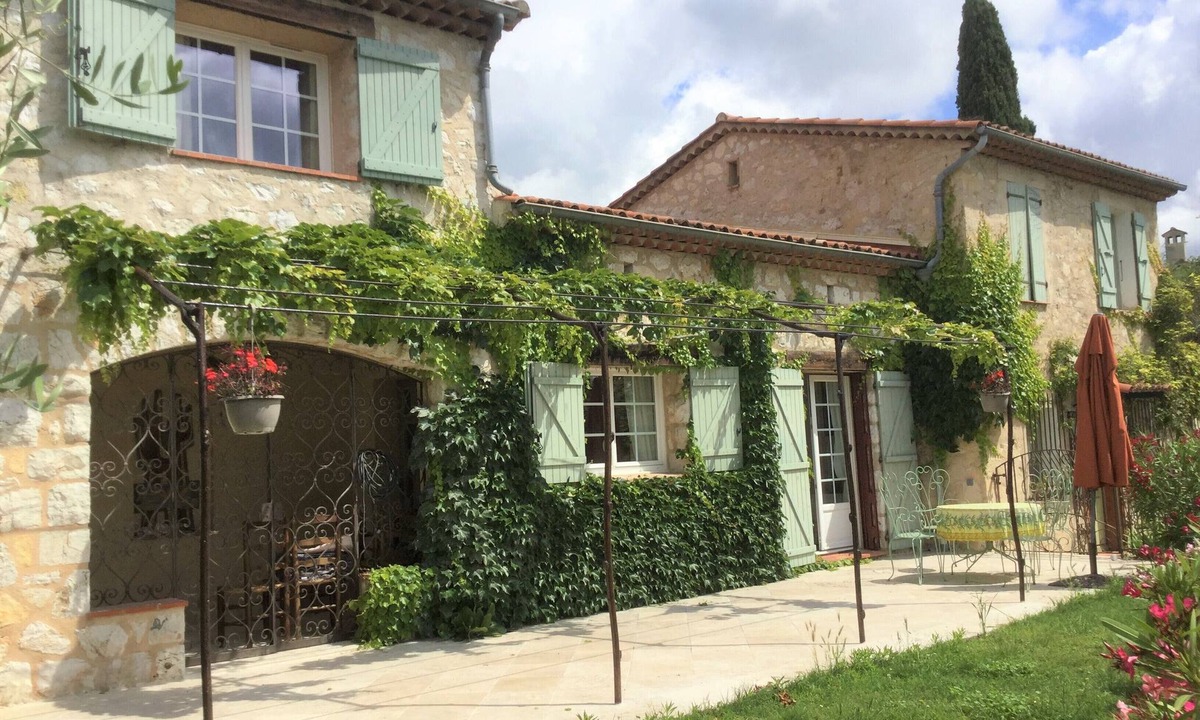 Le Rouret Villa | Charming villa with swimming pool - sleeps 8