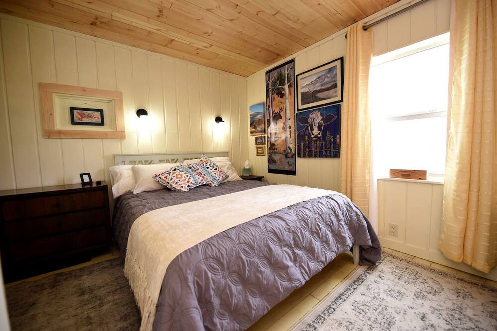 Whitehall Cabin | Charming Vintage Cabin Retreat near Jefferson River in Montana