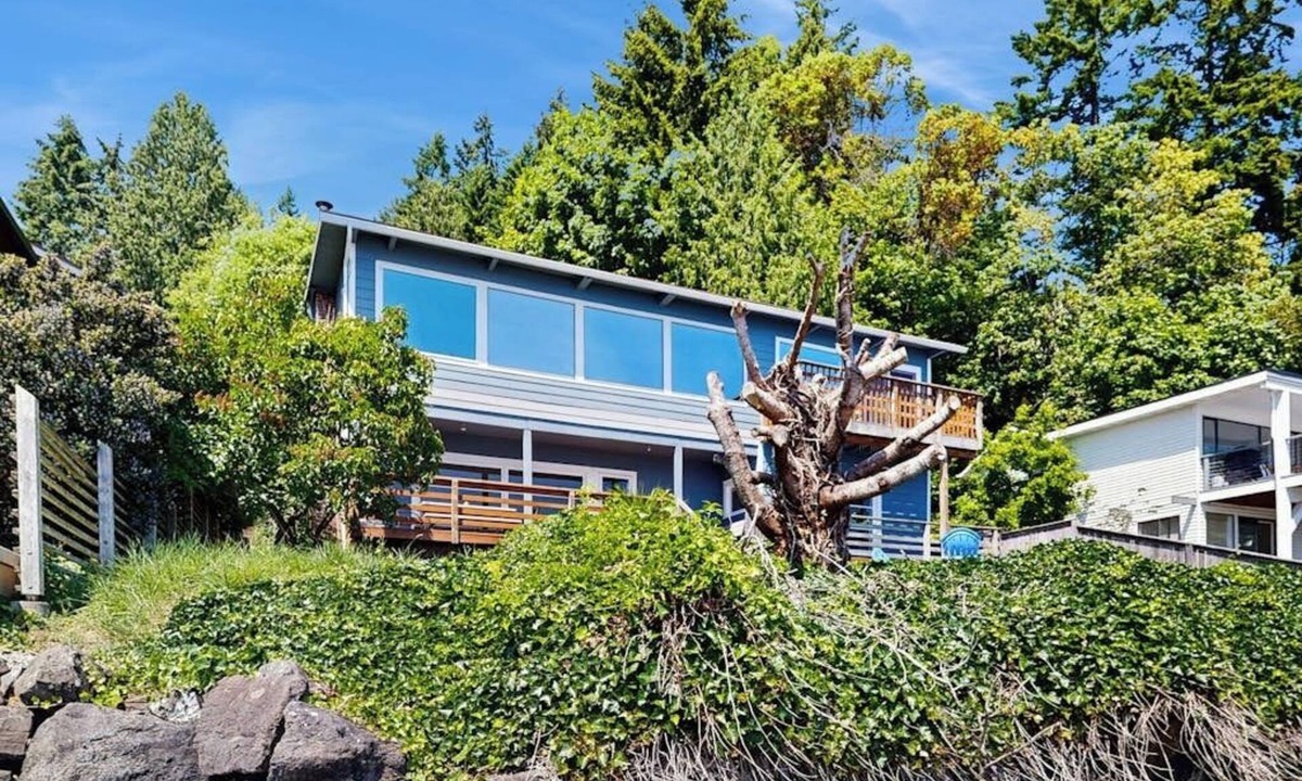Bainbridge Island House | Charming waterfront home with furnished deck & beach access