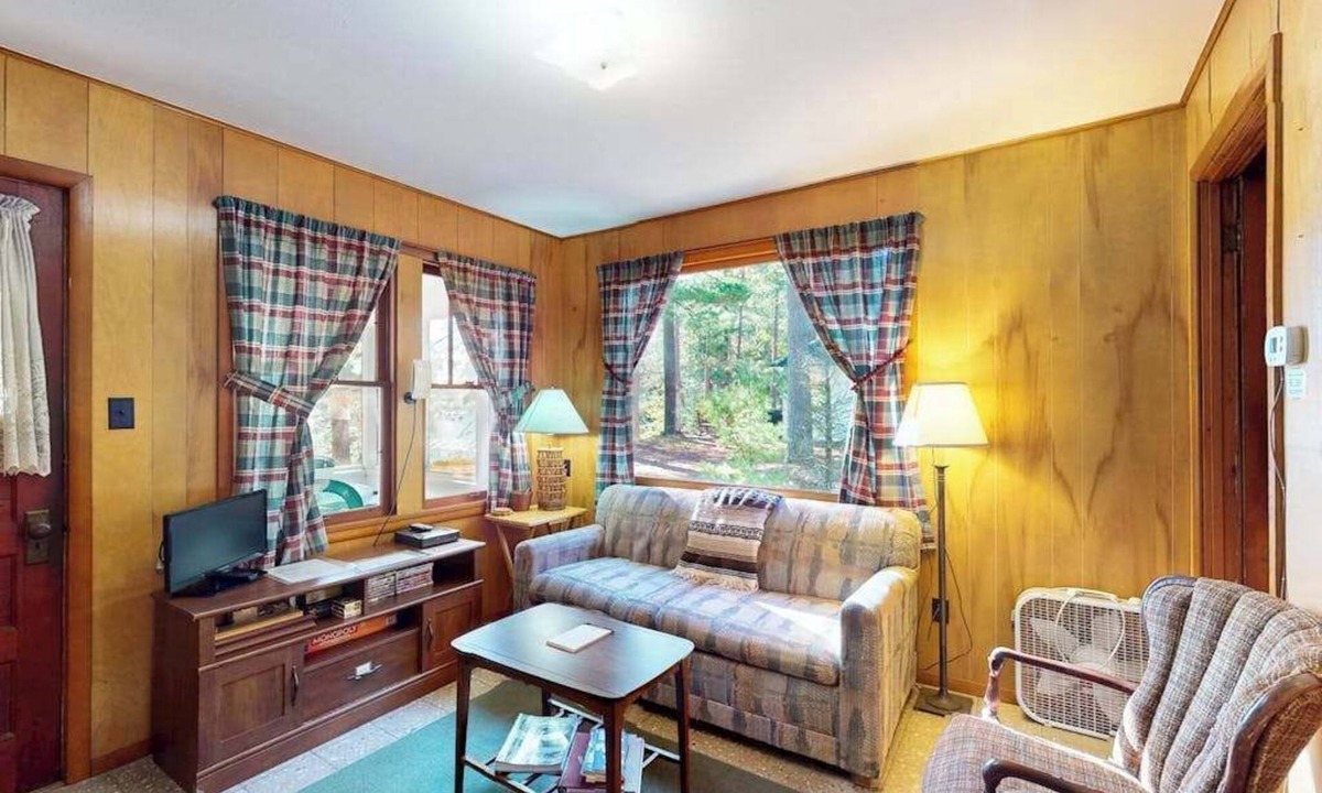 Manitowish Waters House | Charming waterfront cottage with shared firepit, canoe, paddlebaot & docks