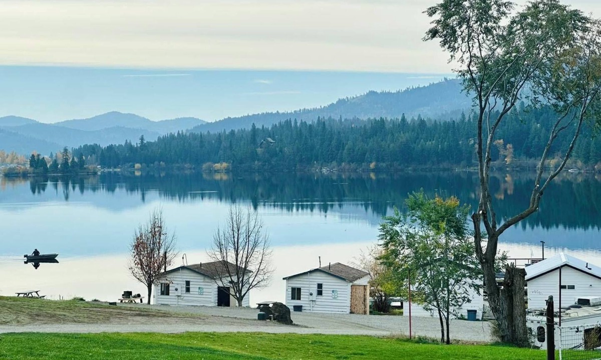 Republic Cabin | Charming Waterfront Cabin on the Lake at Tiffanys Resort on Curlew Lake