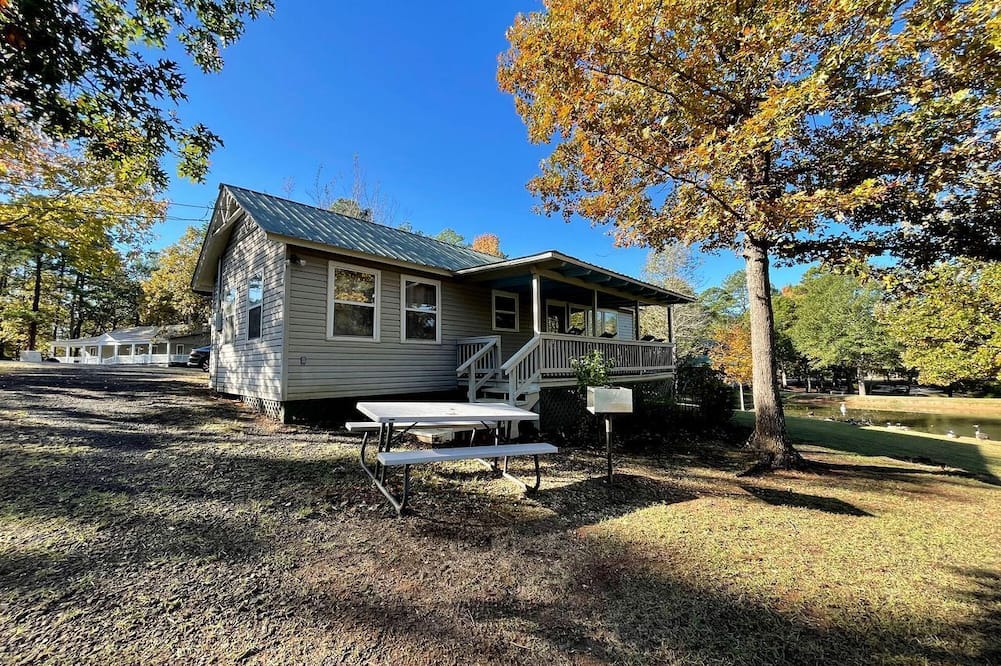 Zwolle Cabin | Charming Waterfront Cabin with Private Stocked Pond near Zwolle, Louisiana