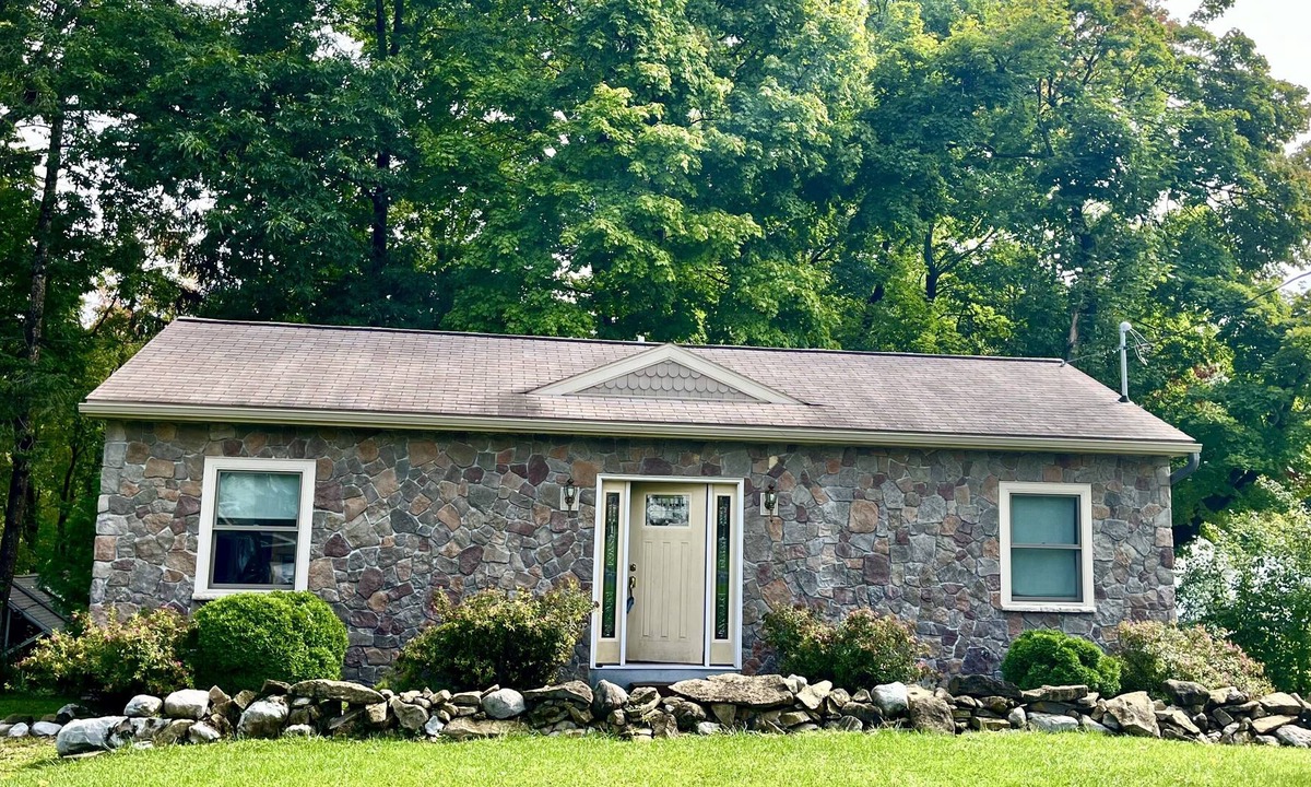 Melrose Park Cottage | Charming Waterfront Cottage with Lake Access