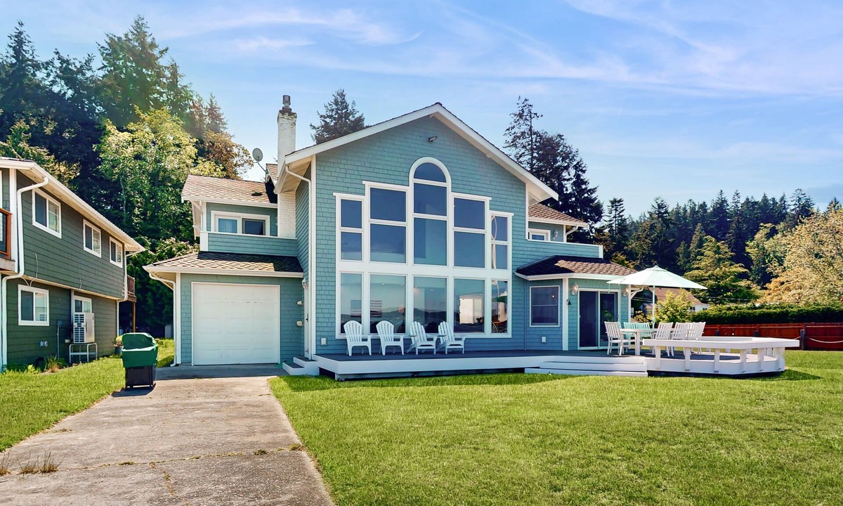 Greenbank House | Charming waterfront home in Greenbank with direct beach access