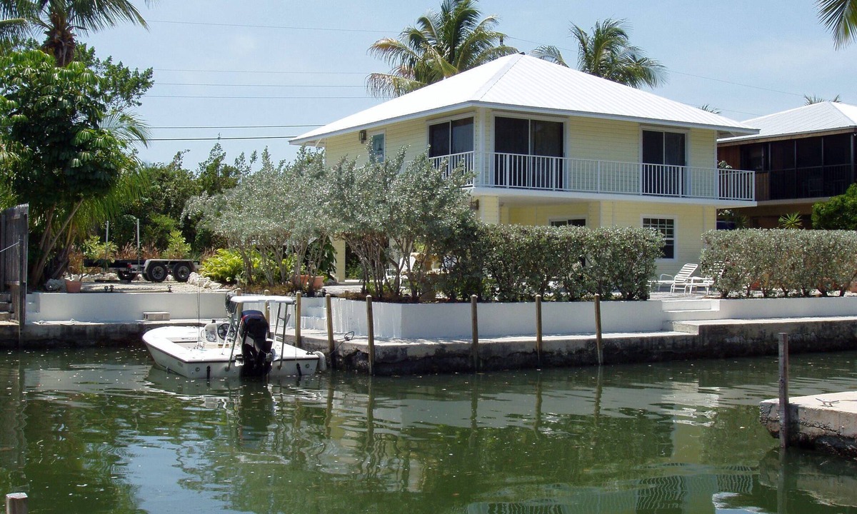 Islamorada House | CHARMING WATERFRONT OCEANSIDE CANAL HOME-LARGE PROTECTED DOCKAGE-WiFi-SMART TVs.