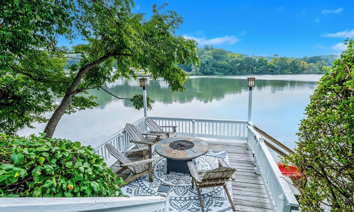 Centerport House | Charming Waterfront 3-bedroom house w pool and fireplaces in lovely Centerport
