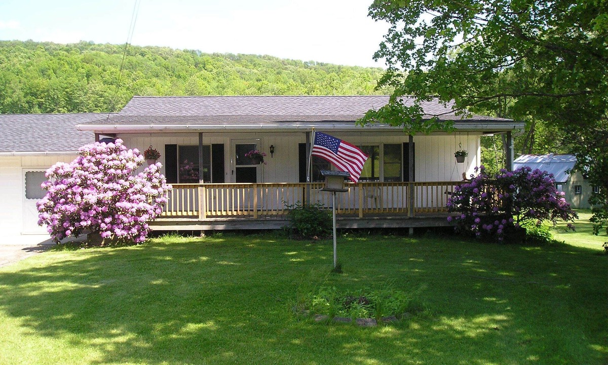 Wellsboro Cabin | Charming Wellsboro Cabin w/Magnificent Views/AC/WiFi/5 mins to Center of Town
