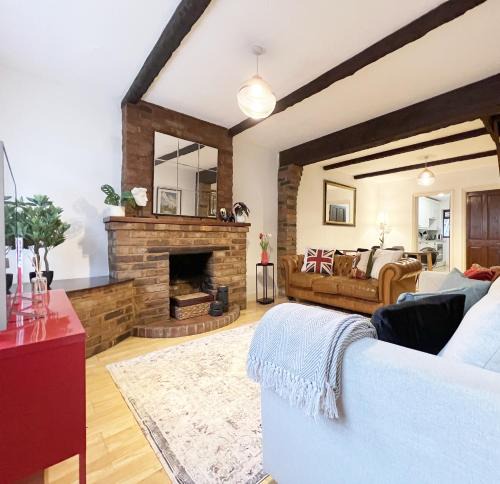 Windsor City Centre House | CHARMING WINDSOR COTTAGE, INCREDIBLE Location, Castle Doorstep