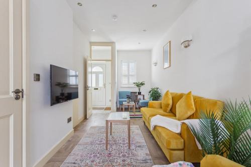Windsor City Centre House | Charming Windsor Cottage, Castle Views, Garden & Walk Everywhere - By Tempstay
