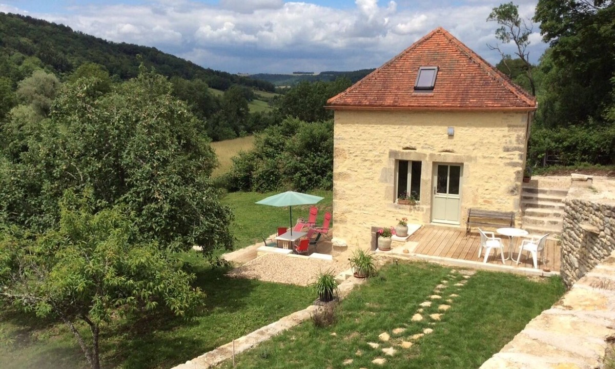Flavigny-sur-Ozerain Apartment | Charmingly restored 3* cottage in medieval village of Flavigny sur Ozerain