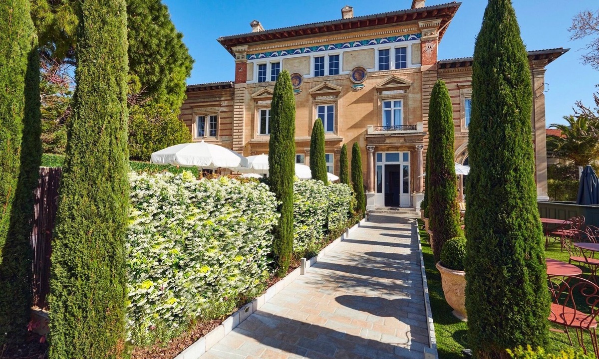 La Pointe Rouge Hotel | chateau beaupin