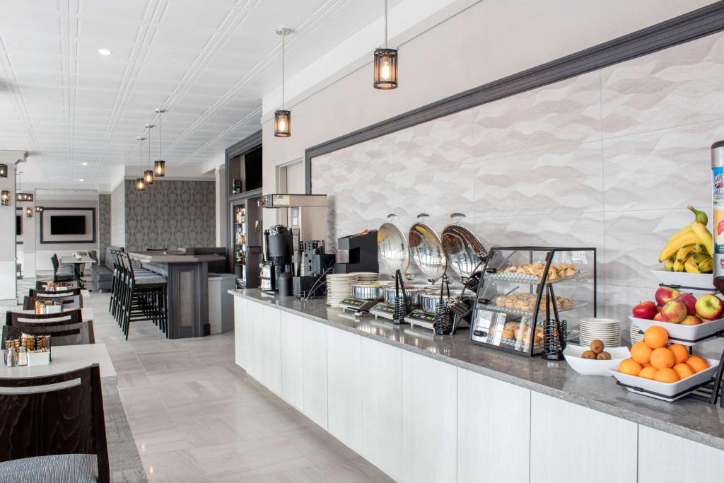 Moncton Hotel | Chateau Moncton Trademark Collection by Wyndham