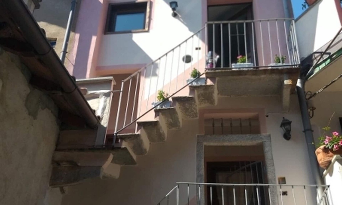 Comero House | CHATEAU ROSE' FAR 2 KMS FROM LAKE MAGGIORE OF INTRA