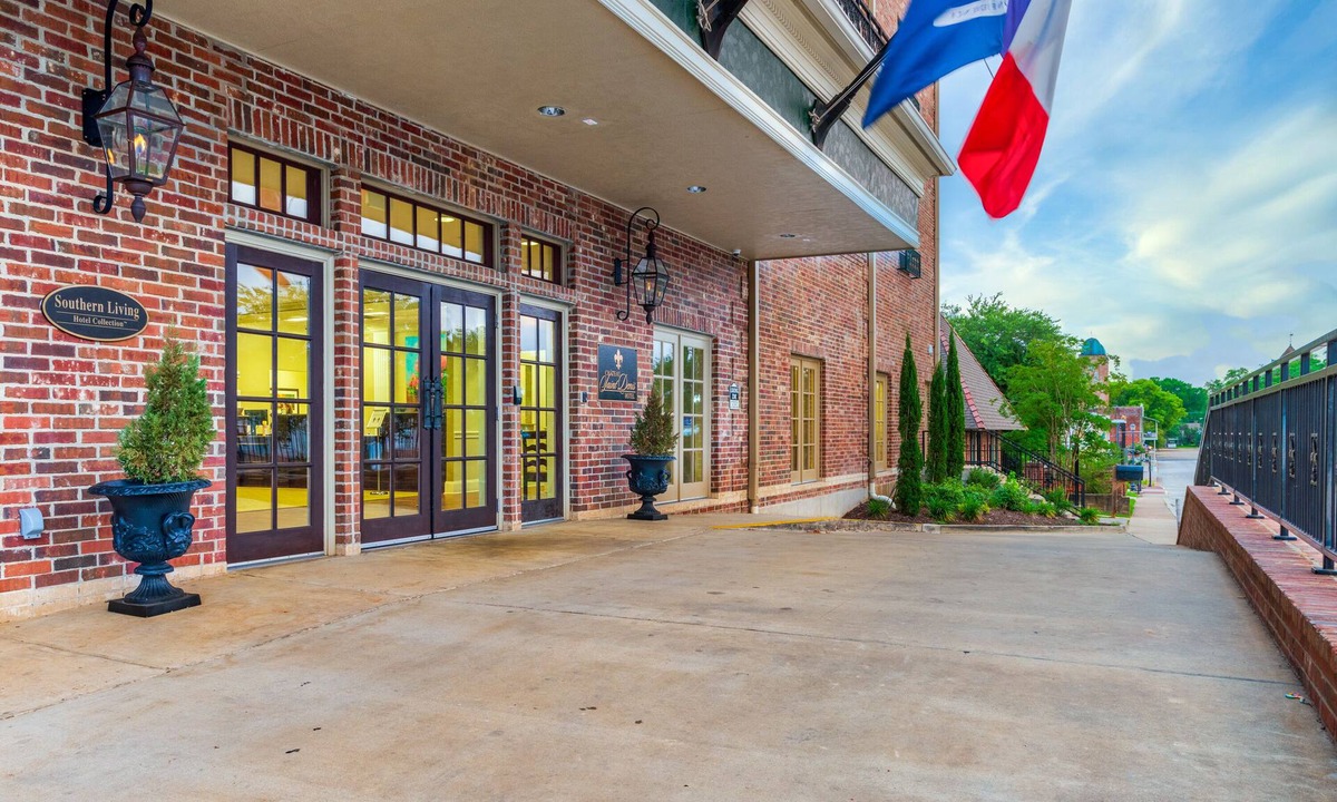 Downtown Historic Hotel | Chateau Saint Denis Hotel