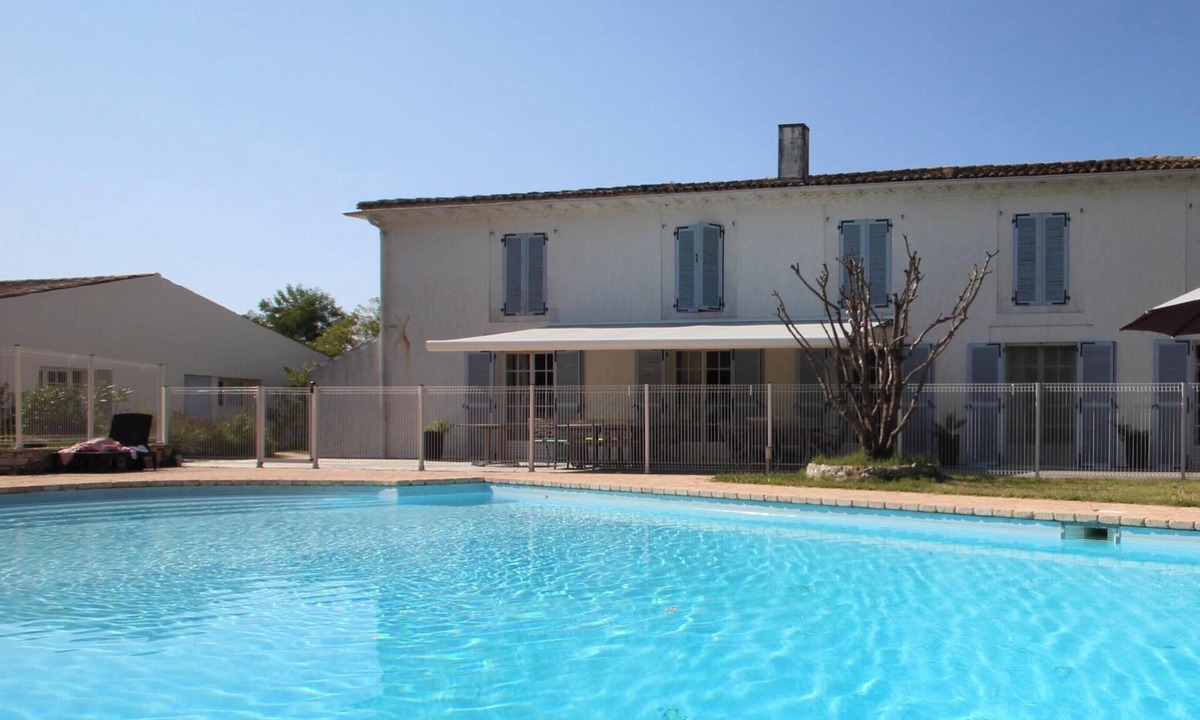 Arvert Cottage | Chateauneuf du Pape (meadow view)