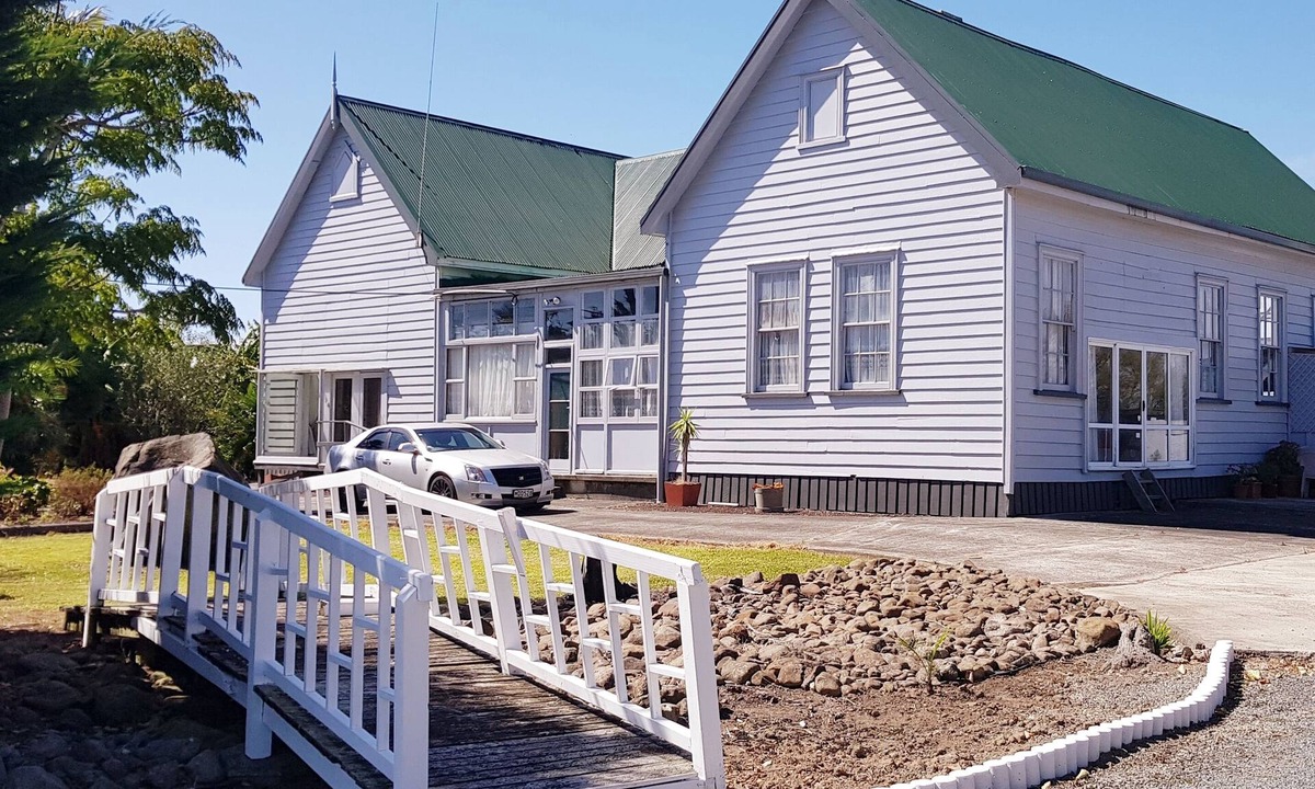 Kaipara District Apartment | Cheap & Cheerful 1-2 Bdr roomy Guest-Wing at the 150-yr-old Aratapu School House