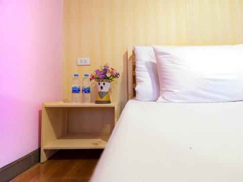 Thanon Phetchaburi Hostel | Check-in My Hostel
