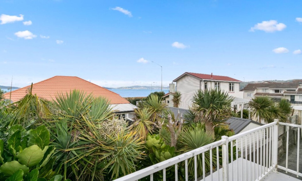Petone House | Cheer full 2bdm warm home close to the beach