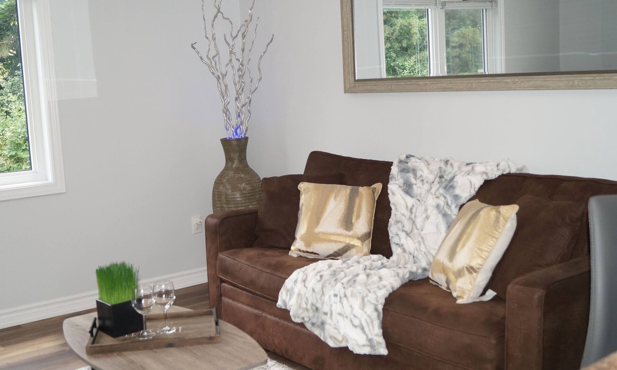 Highland West House | Cheerful 2 Bdrm house, free Netflix, free parking for 2 cars