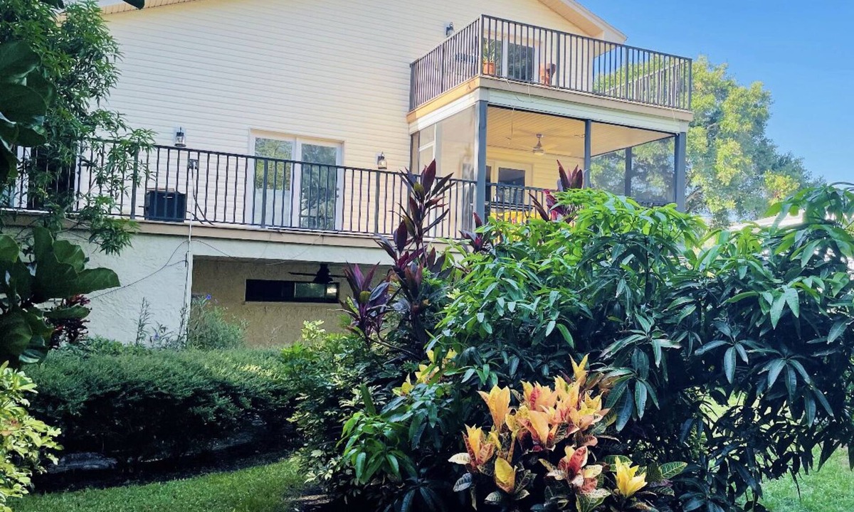 Tarpon Springs House | Cheerful 3 Bedroom Home- 5 minutes from 2 beaches!