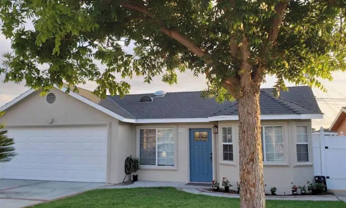 Downey House | Cheerful 3 Bedroom 2 Bath Patio Home