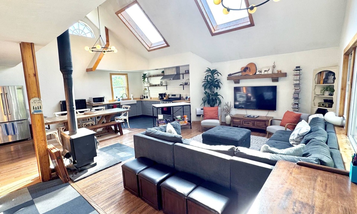 East Jewett Cabin | Cheerful 3-bedroom cabin with mountain view