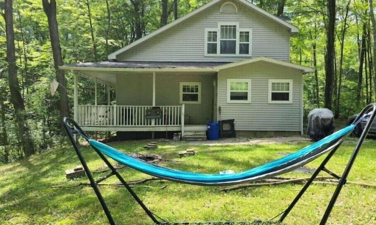 Evart Cottage | Cheerful 3-brd, 2 full bth cottage with DNR launch lake access on Chippewa Lake