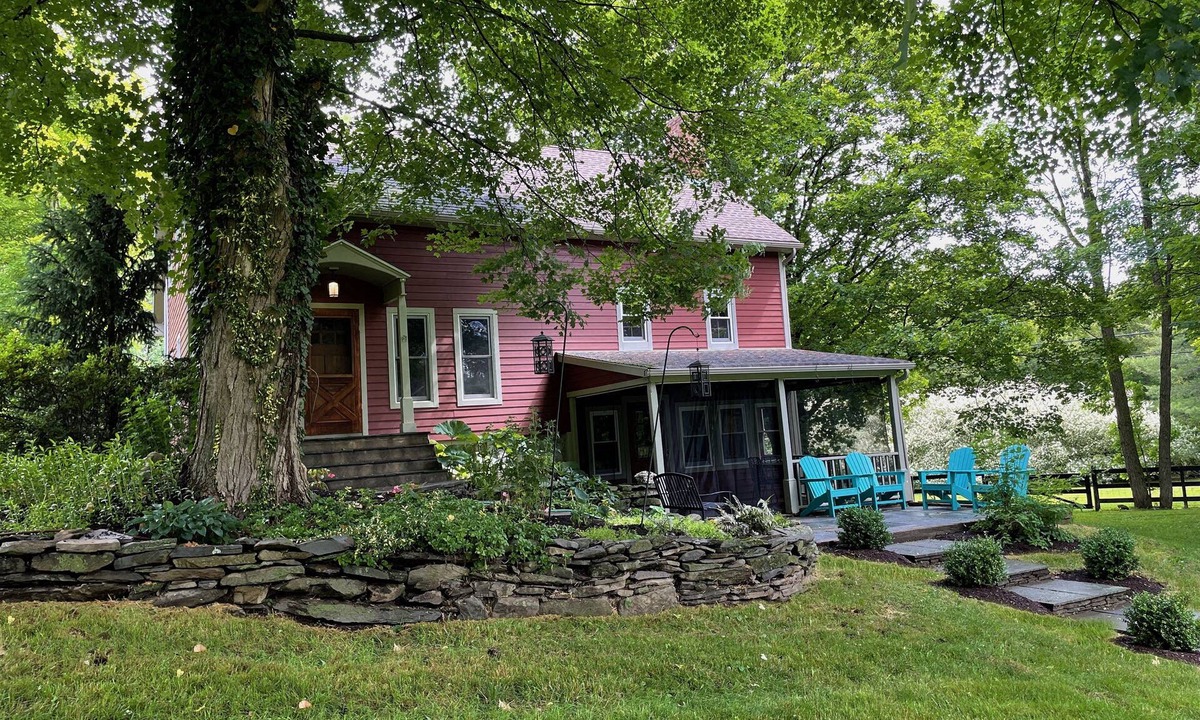 Hyde Park House | Cheerful Circa 1700 3 Bedroom Farmhouse