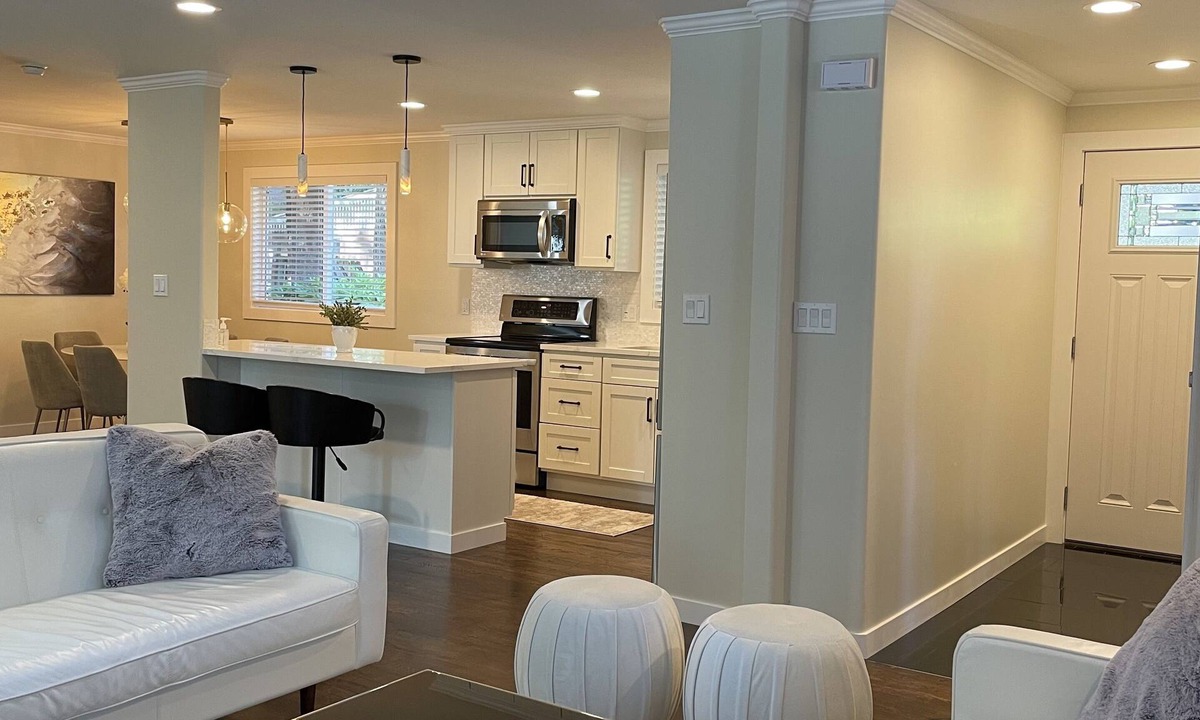 Hillwood House | Cheerful & private 3 bedroom Shoreline home.