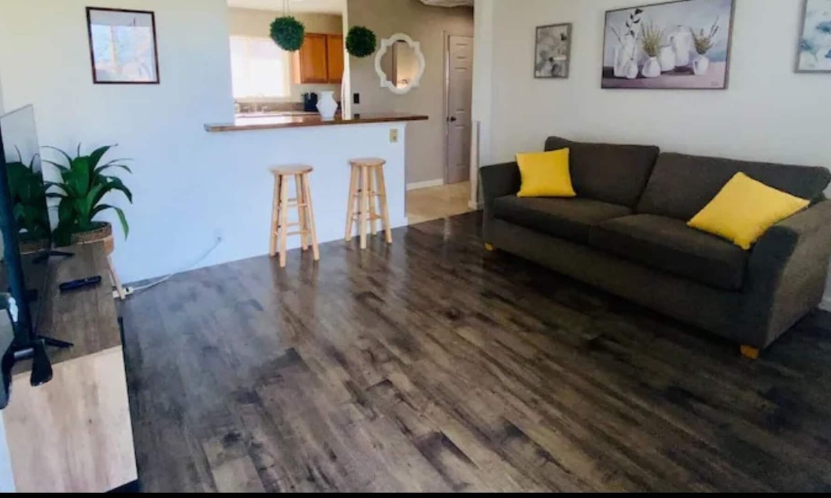 Grenada House | Cheerful vacation 3-BR home convenient for I-5 travelers 20m from Mt Shasta city
