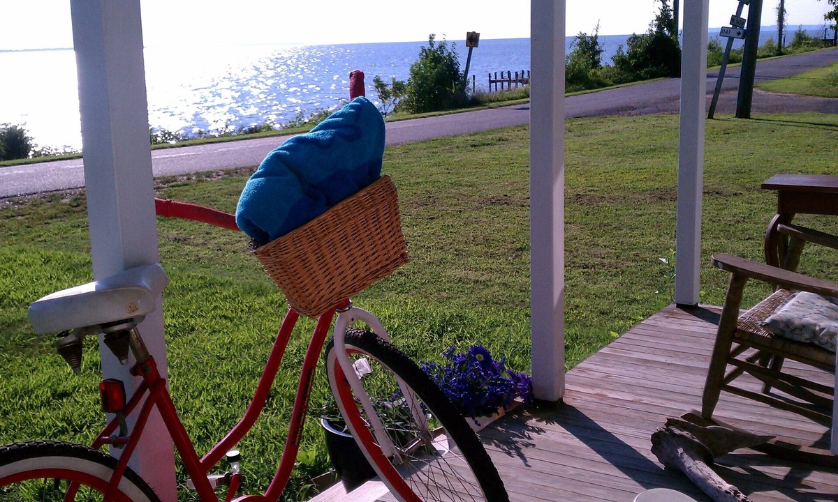 Issue Cottage | Cheerful Waterfront Cottage With Perfect Porch For Viewing