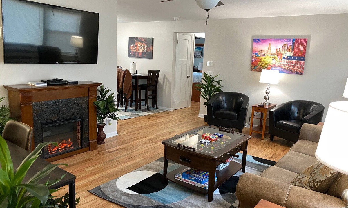 Racine House | Cheers! Pro Cleaned, Self Check In Sleeps 6