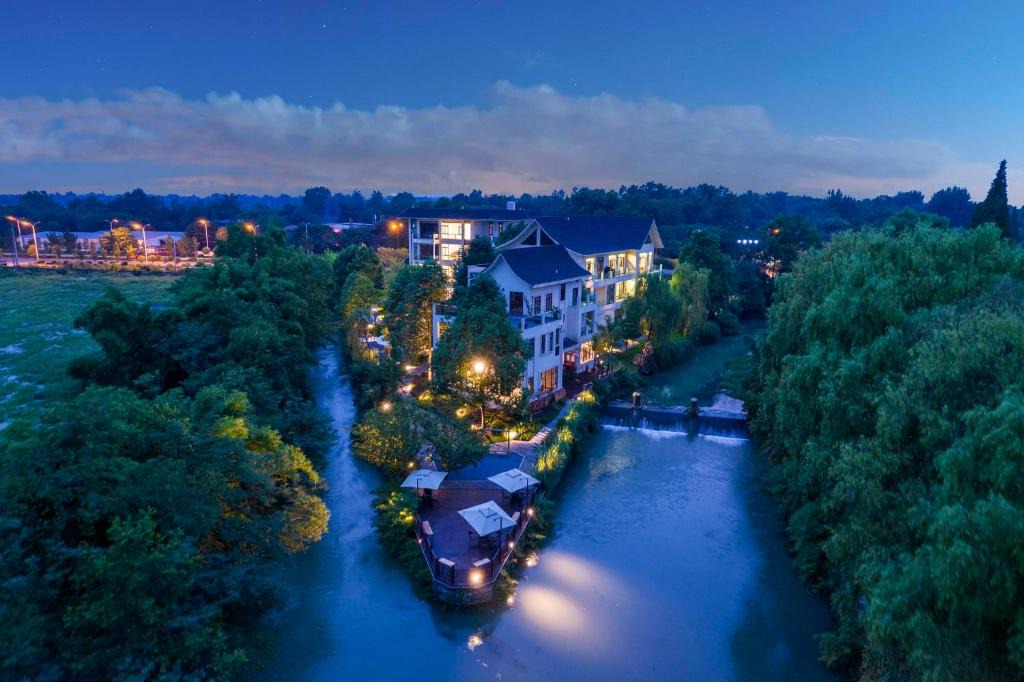 Chengdu Hotel | Chengdu Flowing Strings peninsula boutique hotel-Orange Guitar Museum