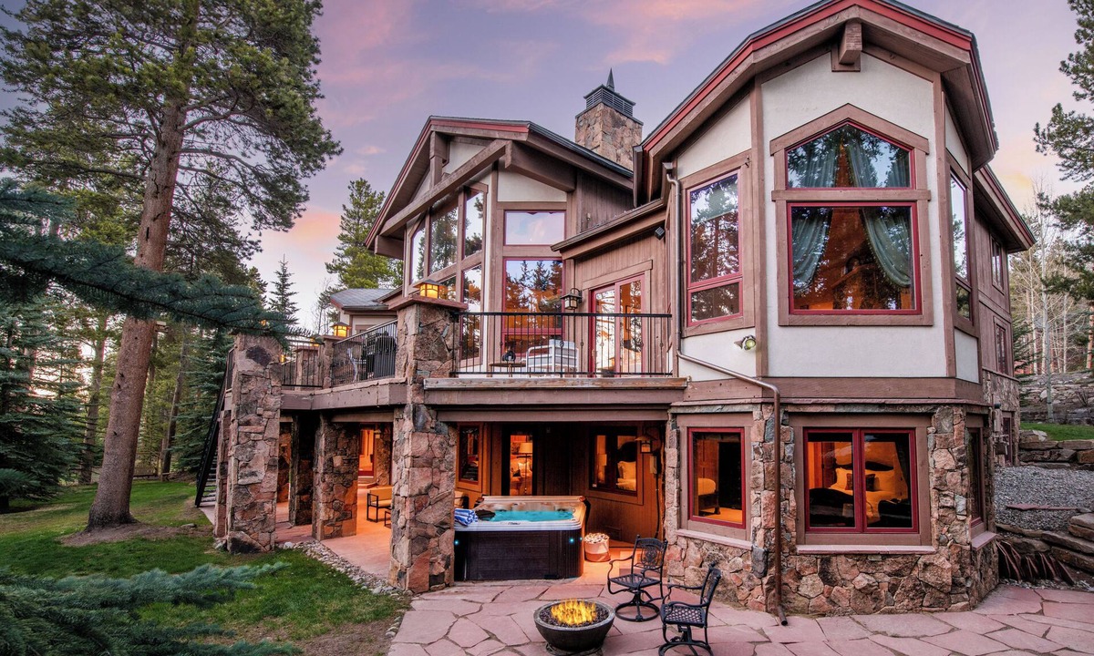 Historic District Villa | Cherry Ridge by AvantStay | Incredible Mountain Mansion w/Game Room, Hot Tub