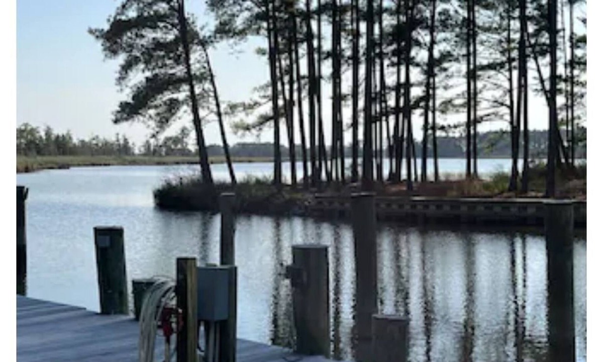 Cambridge House | Chesapeake Bay Waterfront Retreat. Access to Private Dock, Beach and Pool.
