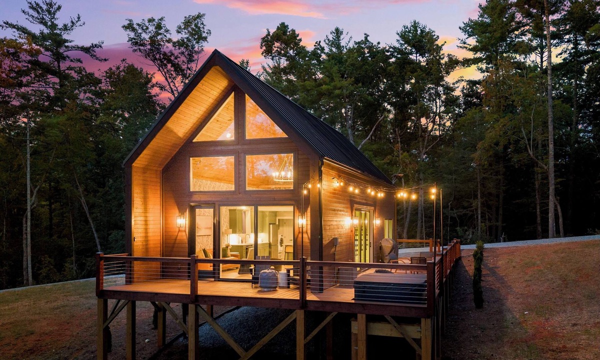 Cleveland Cabin | Chestatee Cabin | 37 Acres | Hot Tub | 2 Kings | Pickleball | Mountain Views | <30 minutes to Helen | Book Multiple Cabins for Larger Groups