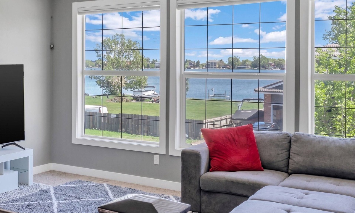 Chestermere House | Chestermere Lake-View 4BR | Xbox, BBQ & Patio