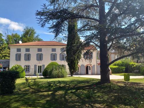 Le Fossat House | Chez Celine et Philippe Chambre atelier dans propriété de charme avec piscine