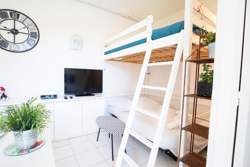 Antibes Old Town Apartment | Chez Dominique - Studio 2-4pers centre Antibes Fourmilliere 1er