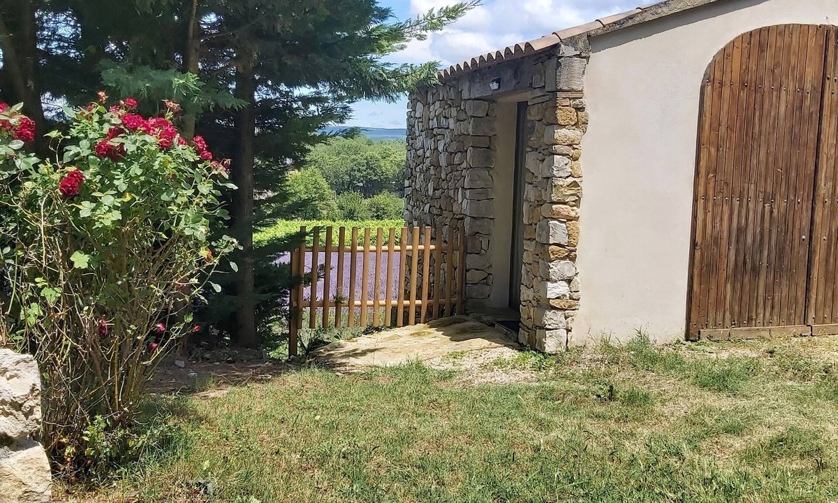 Grignan House | Chez Pascal gîte studio with garden and parking