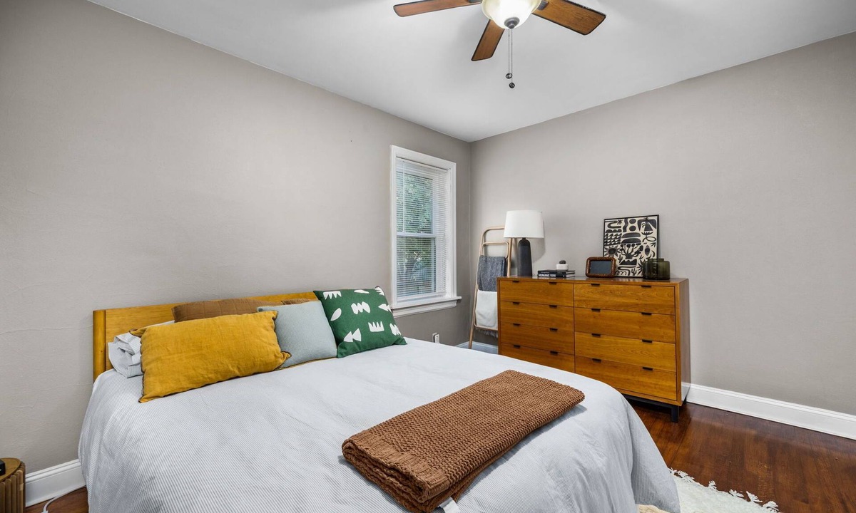 Clifton Heights Condo | Chic 1BD 1 BA in quiet South City with easy access to I-44, near hospitals, parks, etc. Enjoy a cozy queen bed, full kitchen, fast WiFi, smart TV, and in-unit laundry. Ideal for solo travel, couples, or professionals. Free parking. No pets/smoking.