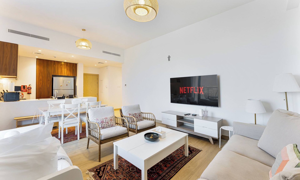 Dubai Apartment | Chic 2-Bed Apartment with Balcony and Waterfront Views in Port de La Mer