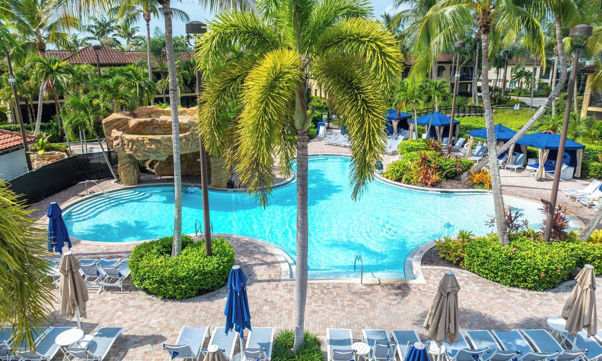 Royal Harbor Resort | Chic 2 bed resort, 3 pools, lazyriver, walk to 5th Ave restaurants in fab Naples