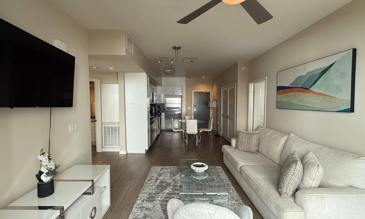 Mid-Wilshire Apartment | Chic 2BD/2BA Apartment Near The Grove with Parking
