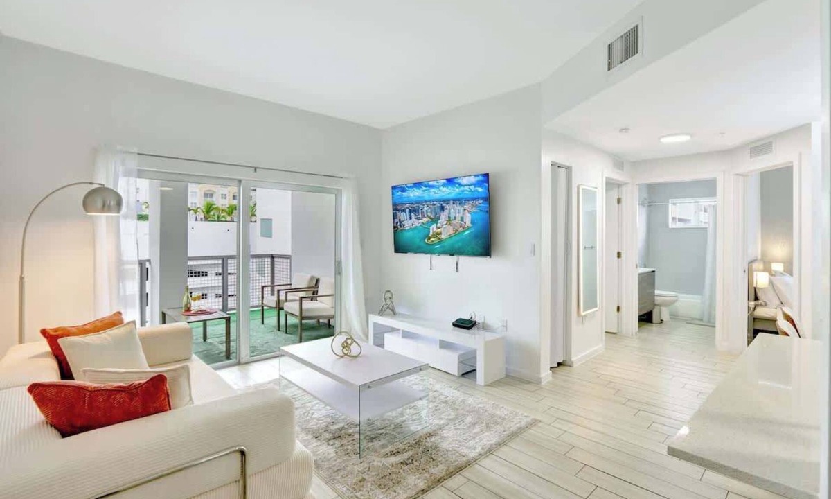 Midtown Apartment | Chic 2BR Edgewater Condo w/Views + Balcony
