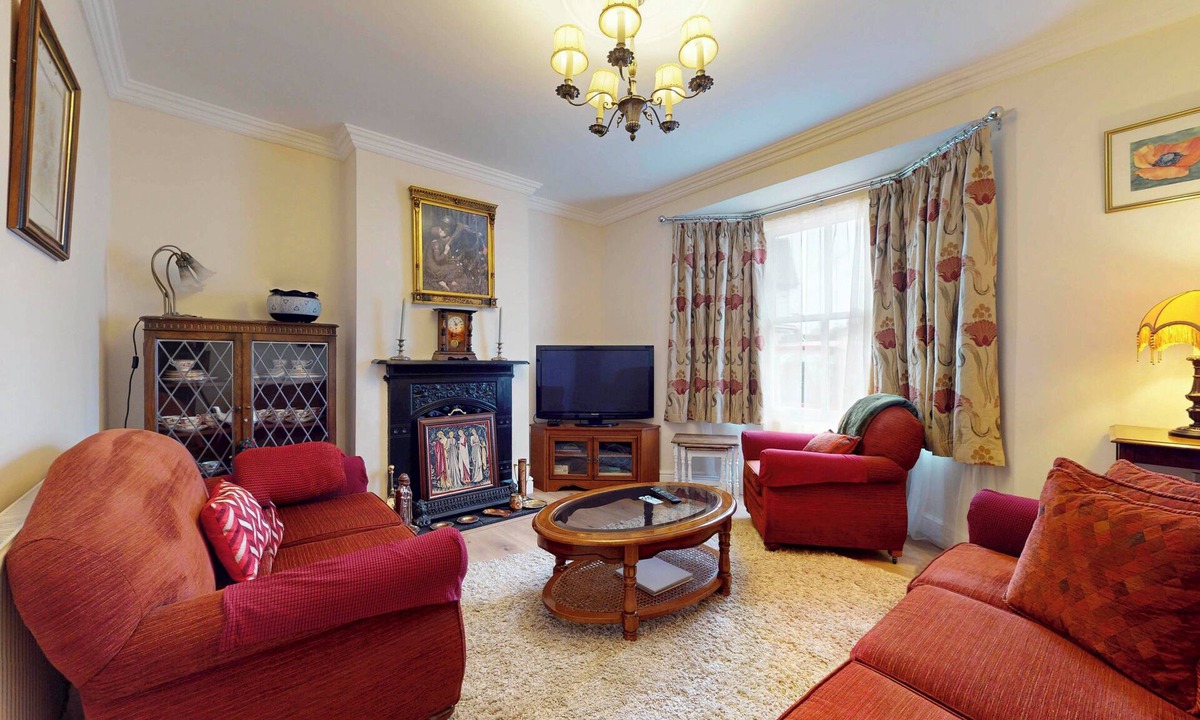 Loughton Apartment | Chic 2BR w/Private Backyard - Near Loughton Tube