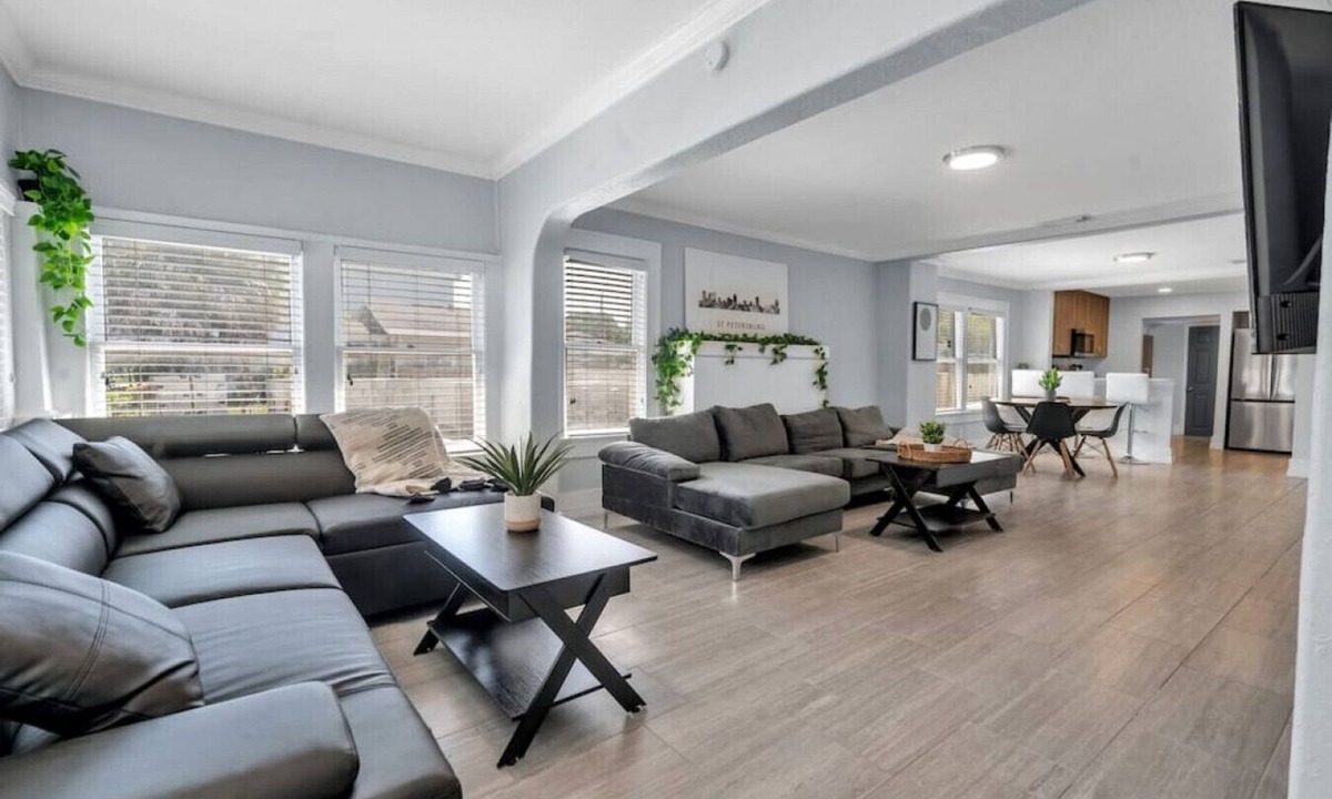 St. Petersburg House | Chic 3 Bedroom 3 Bathroom Grand Central Bungalow