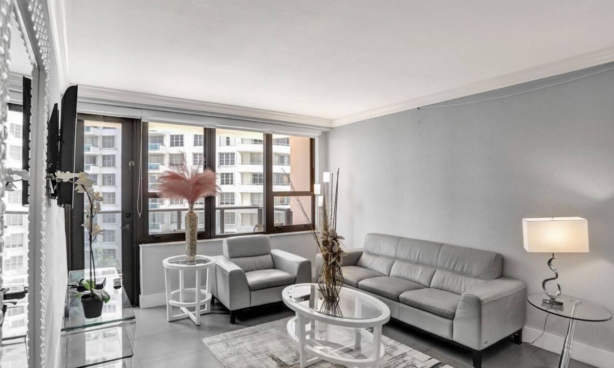 Mid Beach Apartment | Chic 3 Bedroom Condo by the Sea with Resort Amenities, Pools and Gym 715